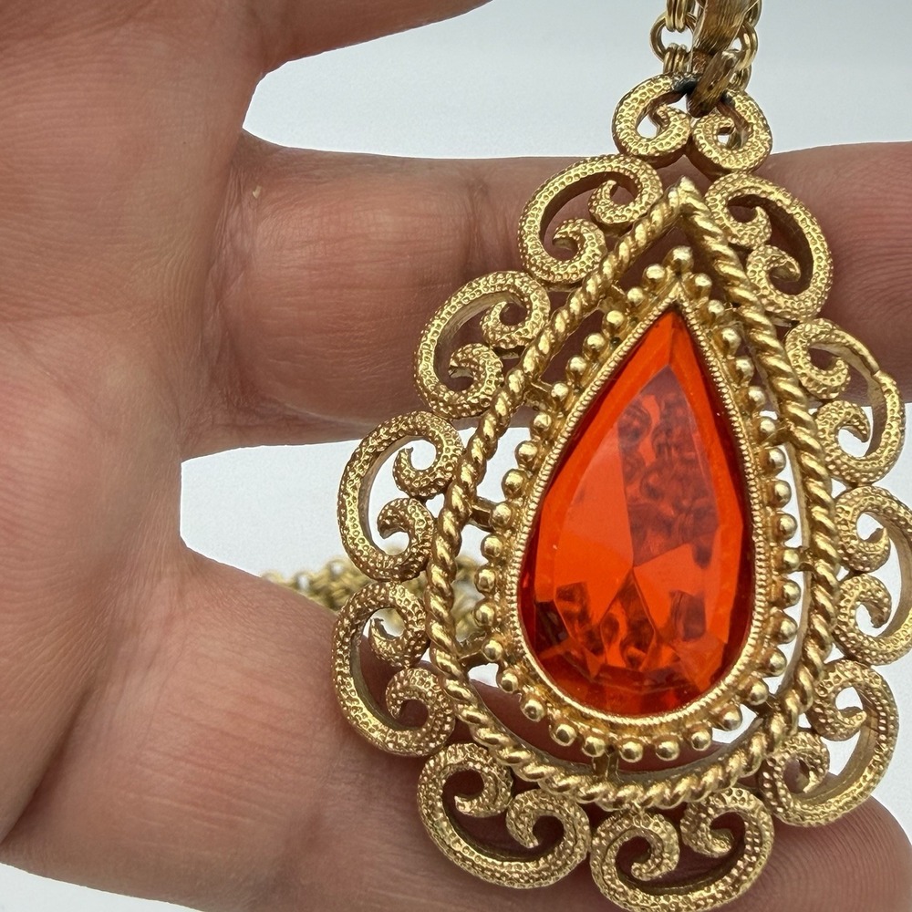 VINTAGE AVON 1973- GRANADA RED/ORANGEY STONE CHAIN 40" LENTH GOLD TONE NECKLACE